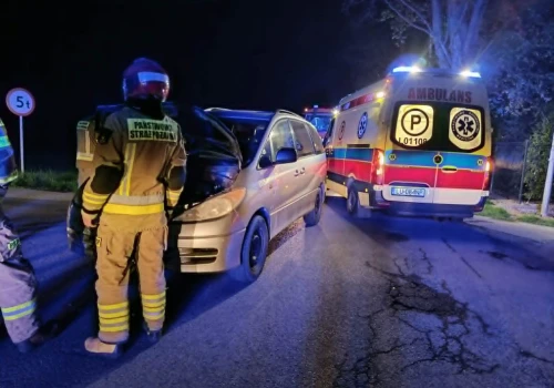 Nie zauważył znaku stop. Jedna osoba ranna w nocnym wypadku w Dąbrowicy