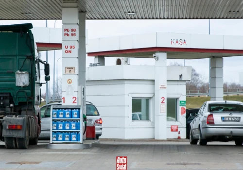 Dziś promocja na paliwa w Auchan. Wyjaśniamy, jak zatankować za 5,99 za litr