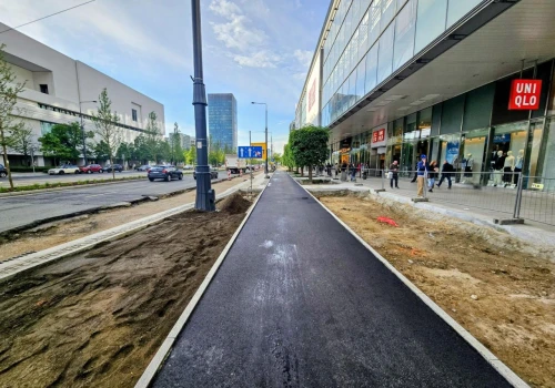 Ścieżka rowerowa przy Domach Centrum nabiera wyglądu. 