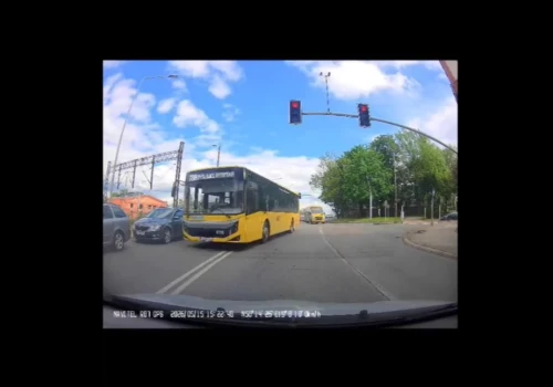 Niebezpieczny manewr kierowcy autobusu na skrzyżowaniu ul. Chopina i Katowickiej