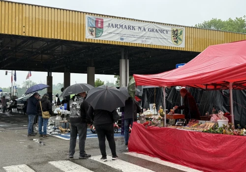 Deszczowy Jarmark Staroci w Chałupkach. Pogoda pokrzyżowała plany wystawcom