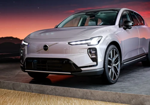 Volvo EX60 rzuca wyzwanie XC60. Elektryk z zasięgiem 810 km zamiast hybrydy