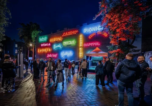 Łódź w świetle neonów. Kultowe szyldy dawnych kin rozbłysły na nowo