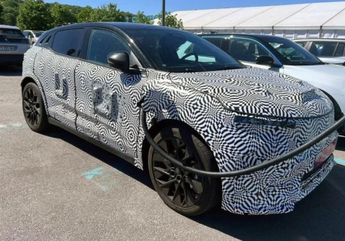 Nowe Renault Mégane przyłapane na stacji ładowania. Kiedy premiera?