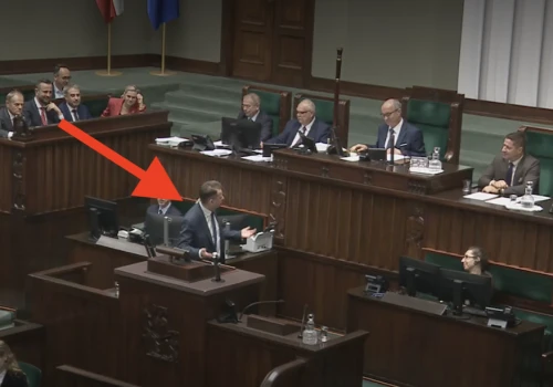 Błaszczak zerwał się z miejsca i ruszył na mównicę! Wszystko przez TE słowa Czarzastego. „Pan źle zrozumiał”