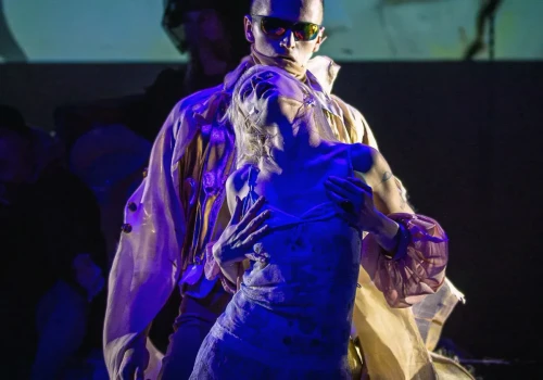 Kamil Białaszek: „Teatr, który nie dogania rzeczywistości, jest po prostu wsteczny”