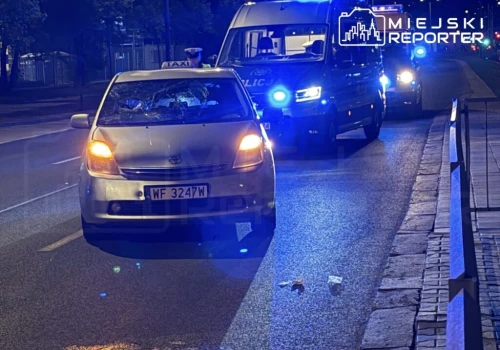 Poważne potrącenie we Włochach. 24-latek wtargnął na drogę w miejscu niewyznaczonym, jest w stanie krytycznym