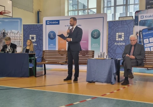 Ławka Dialogu w Bronowicach. Prezydent Miszalski dla KRKNews: „To jest moje miejsce docelowe”