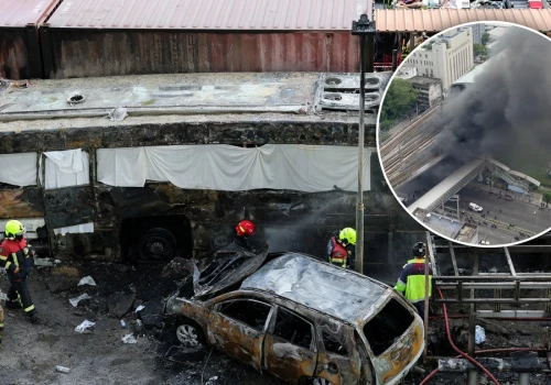 Piekło w sercu metropolii. Autobus stanął w płomieniach po zderzeniu z pociągiem. Są zabici i ranni