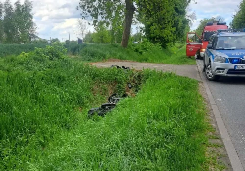 17-letni motocyklista wpadł do rowu podczas wyprzedzania ciągnika z przyczepą