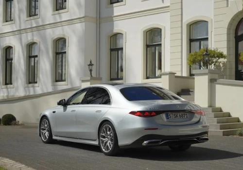 Mercedes klasy S przeszedł 2,7 tys. zmian. Ogrzeje pasami i pogada jak przyjaciel