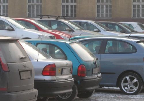 Kupujący patrzą na lakier i przebieg. Tymczasem jeden szczegół mówi wszystko