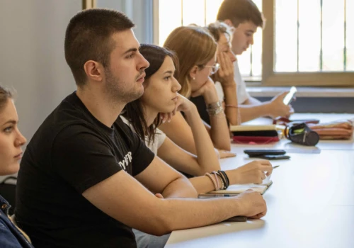 Ośmioro uczniów w klasie. Minimalna liczba wpłynie na finanse i jakość edukacji