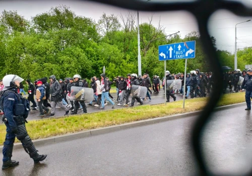 Spore siły policji przy Arenie Lublin. Trwa zabezpieczenie meczu Motor Lublin – Cracovia
