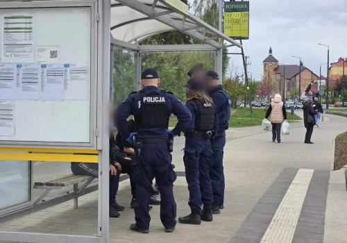 Napad na przystanku w Olsztynie. Banda nastolatków zaatakowała bezbronnego
