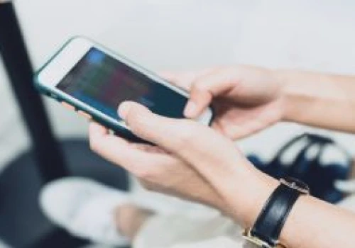 Telefon na emeryturę? Polacy wymieniają smartfony rzadziej niż myślisz