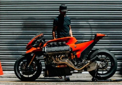 Ktoś zbudował motocykl wokół V8 z Ferrari. Dobrze, że nie wszystko w motoryzacji musi być rozsądne