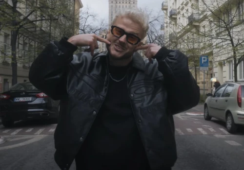 B.R.O. tworzy śpiewających influencerów, a teraz mówi, że „mainstream to znajomości, pieniądze i sztucznych uśmiech”