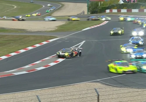 Pech Red Bulla w 24h Nurburgring. W tle Lamborghini, przebita opona i ekipa Verstappena