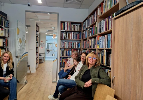 Targowisko Książek w Bibliotece Publicznej w Skrzyszowie. Wydarzenie odwiedzili wyjątkowi goście