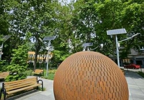 Nowoczesny park kieszonkowy z zardzewiałą kulą w centrum Warszawy. Skuli beton, żeby położyć płytę betonową?