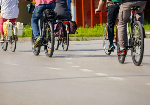 Rowerzysta jedzie ulicą obok ścieżki? Policja już zaciera ręce, kara trochę kosztuje