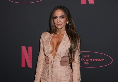 Jennifer Lopez w marynarce bez bluzki. Przyciągnęła wszystkie spojrzenia