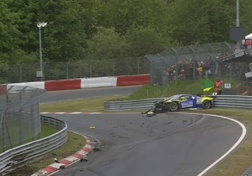 Ferrari #45 rozbite na Nürburgringu. Thierry Vermeulen zakończył jazdę po manewrze przy Hatzenbach