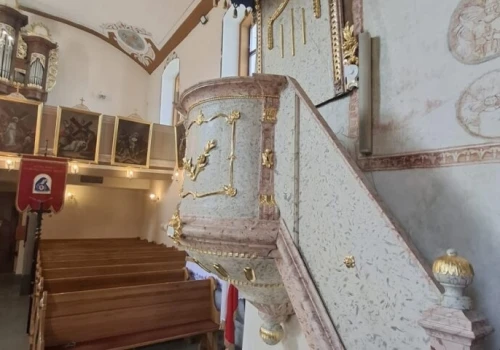 Powrót XVIII-wiecznego skarbu. Ambona w Simoradzu odzyskała pierwotny wygląd | FOTO
