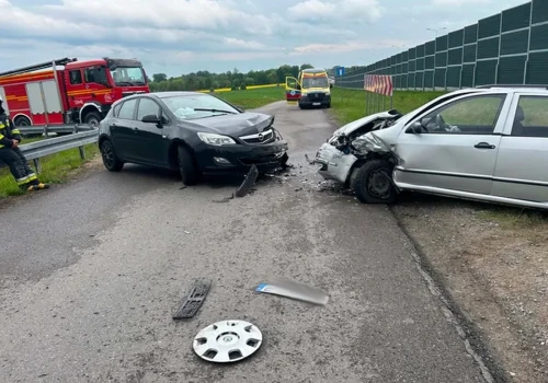 Czołowe zderzenie Skody i Opla w Wierzchowiskach Drugich. Cztery osoby ucierpiały