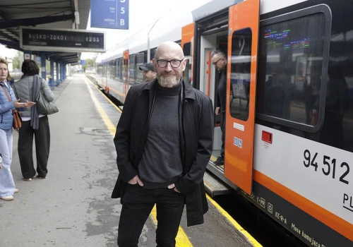 Autor kryminałów spotkał się z czytelnikami w pociągu