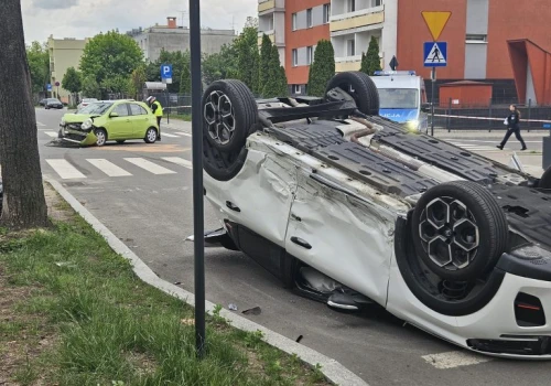 Dachowanie w centrum Łodzi. Cztery osoby trafiły do szpitala