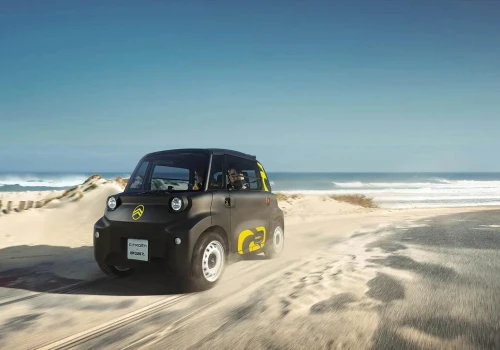 Citroën Ami Rip Curl pojawił się na plażach we Włoszech. Rusza sezon surfingu