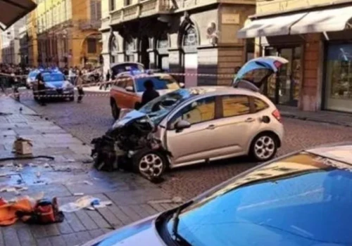 Afrykanin wjechał autem w pieszych, a następnie zaatakował nożem
