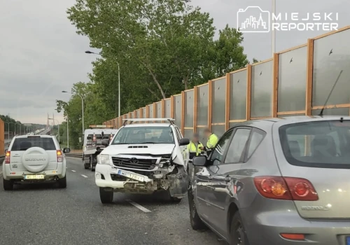Mazda uderzyła w barierki i Toyotę na mokrym wiadukcie