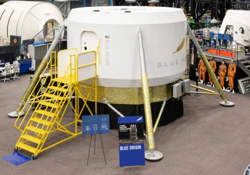 NASA trenuje powrót na Księżyc w makiecie Blue Origin
