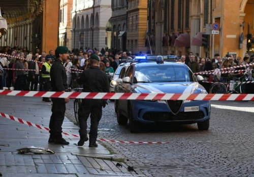 Samochód wjechał w grupę przechodniów. Uciekając kierowca ranił kolejną osobę nożem