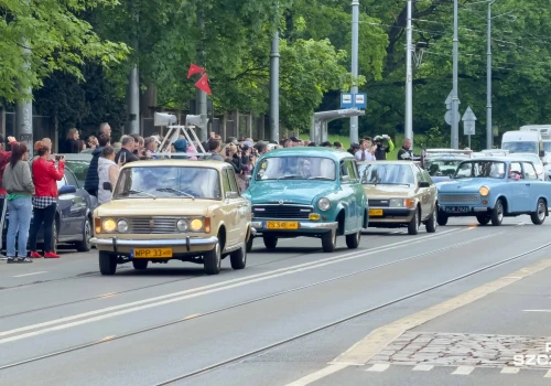 Parada zabytkowych samochodów w ramach Nocy Muzeów