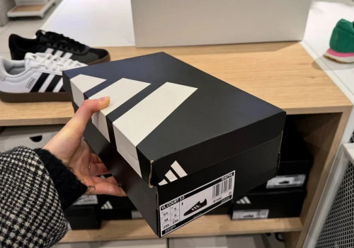 Najmodniejsze sneakersy od Adidas 45% taniej - w tym modelu przechodzisz lata. A w CCC?