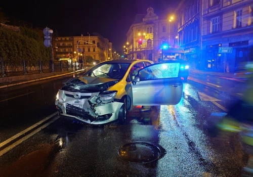 Z ostatniej chwili: Czołówka w centrum miasta. Cztery osoby poszkodowane – foto