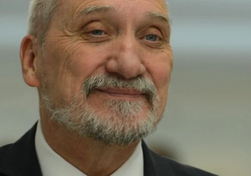 Macierewicz zrobił salto, a dziennikarz nie dowierzał. „Czy to jest AI?”