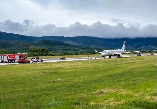 Split. Airbus A220 Croatia Airlines wyjechał z pasa po przerwanym starcie