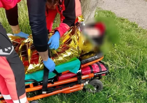 Liczyła się każda chwila – strażnicy miejscy ruszyli z pomocą potrzebującemu mężczyźnie