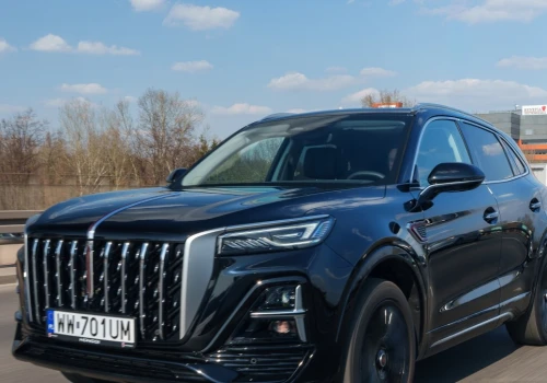 Hongqi HS5 ma paszczę chińskiego smoka i pali, jak smok. Ale ma też atuty