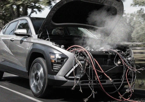Nowy Hyundai Kona skonał po 700 km. ASO wymieniło akumulator, skasowało błędy i… oddało niesprawne auto. Teraz czeka i jeździ 23-letnim Fiatem