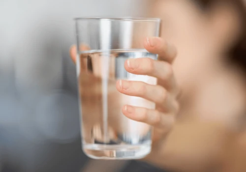 Pijesz dużo wody z samego rana? Uważaj na niespodziewane zmiany ciśnienia