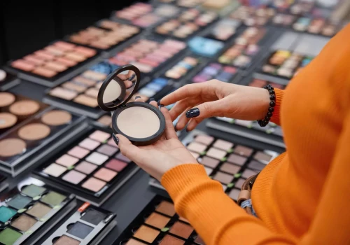 Tusz do rzęs obok kiełbasy. Beauty rozpycha się w koszykach zakupowych w marketach
