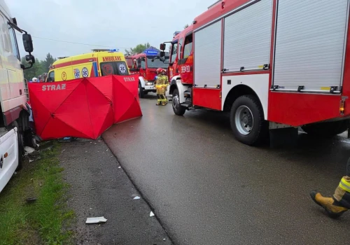 Tragiczny poranek. Trzy osoby zginęły po uderzeniu auta w ciężarówkę