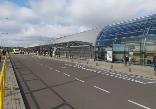 Na ten pociąg czekają wszyscy. Zabierze Polaków na lotnisko