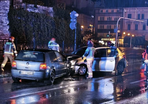 Pijany kierowca doprowadził do czołowego zderzenia. Siedem osób rannych!